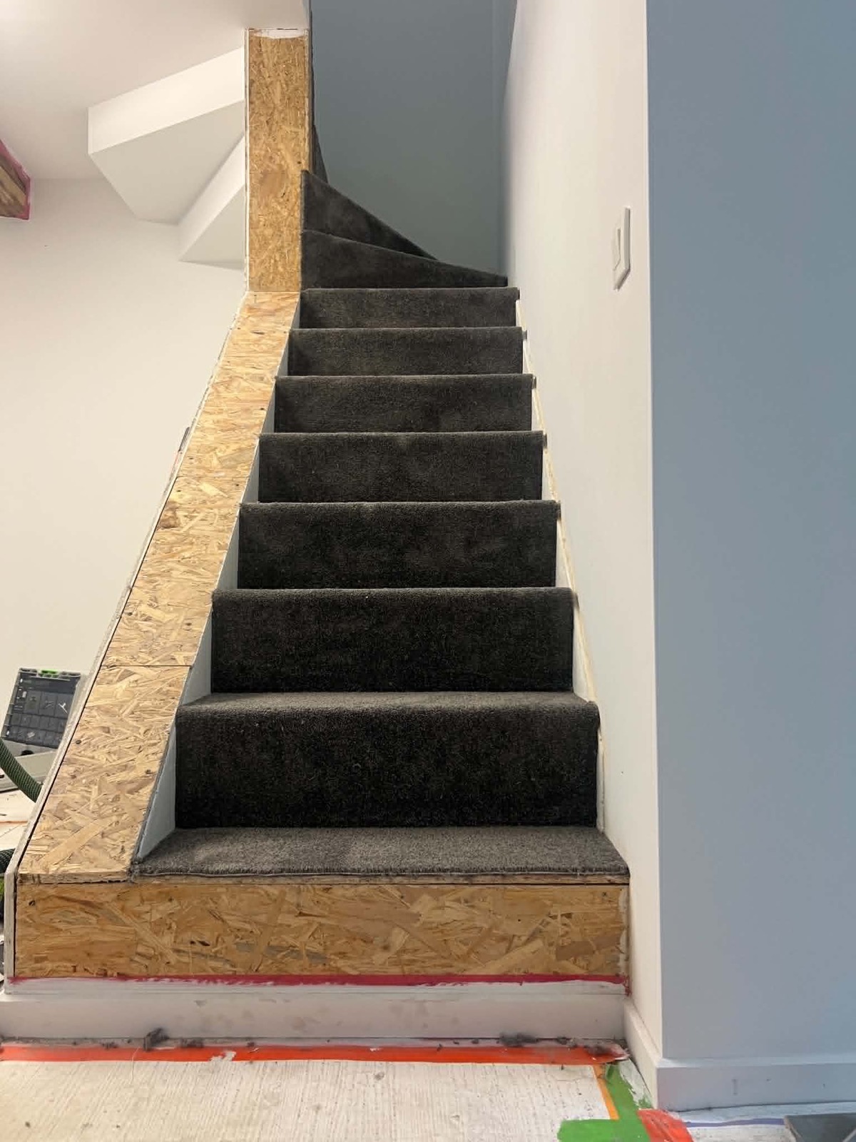Escalier, pose de moquette en cours